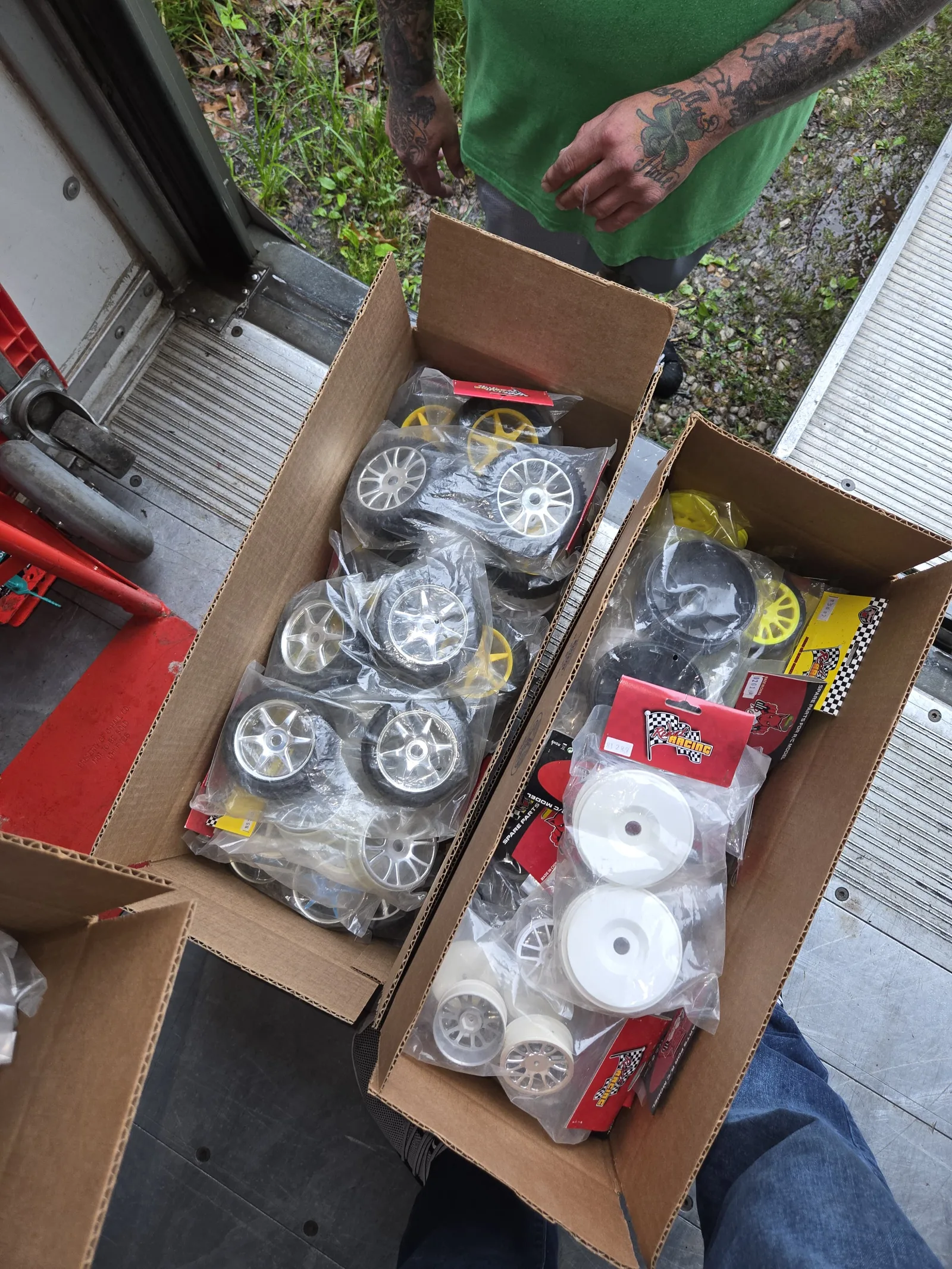213 RC bodies cars with 275 parts of tires and wheels